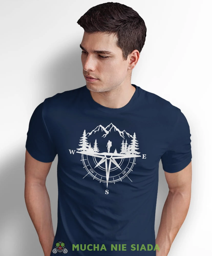 Męska koszulka z nadrukiem - Góry Las Kompas Wędrowiec - Idealna na wypad w góry, granatowa koszulka z nadrukiem, wycieczka w góry, górska wyprawa, T-shirt dla miłośników turystyki górskiej, mucha nie siada koszulki.jpg