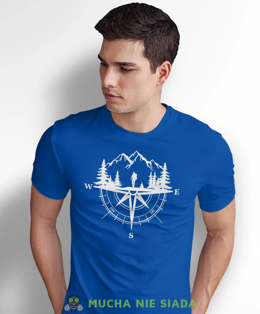 Męska koszulka z nadrukiem - Góry Las Kompas Wędrowiec - Idealna na wypad w góry, niebieska koszulka z nadrukiem, wycieczka w góry, górska wyprawa, T-shirt dla miłośników turystyki górskiej, mucha nie siada koszulki.jpg