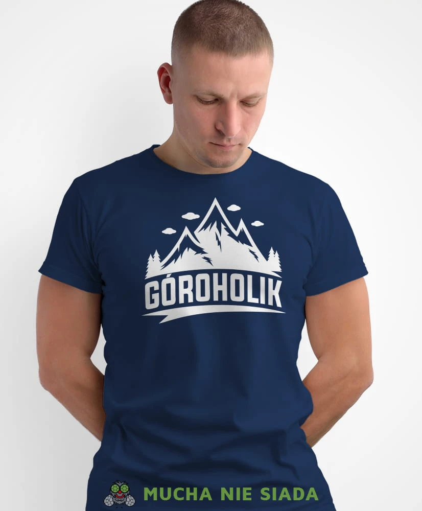 Męska koszulka z nadrukiem - Góroholik - Idealna na wypad w góry, granatowa koszulka z nadrukiem, wycieczka w góry, górska wyprawa, T-shirt dla miłośników turystyki górskiej, mucha nie siada koszulki.jpg
