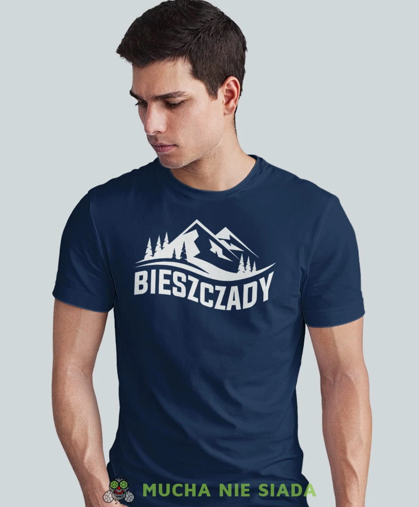 Męska koszulka z nadrukiem - Bieszczady - Idealna na wypad w góry, granatowa koszulka z nadrukiem, wycieczka w góry, górska wyprawa, T-shirt dla miłośników turystyki górskiej, mucha nie siada koszulki.jpg