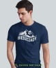 Męska koszulka z nadrukiem - Bieszczady - Idealna na wypad w góry, granatowa koszulka z nadrukiem, wycieczka w góry, górska wyprawa, T-shirt dla miłośników turystyki górskiej, mucha nie siada koszulki.jpg