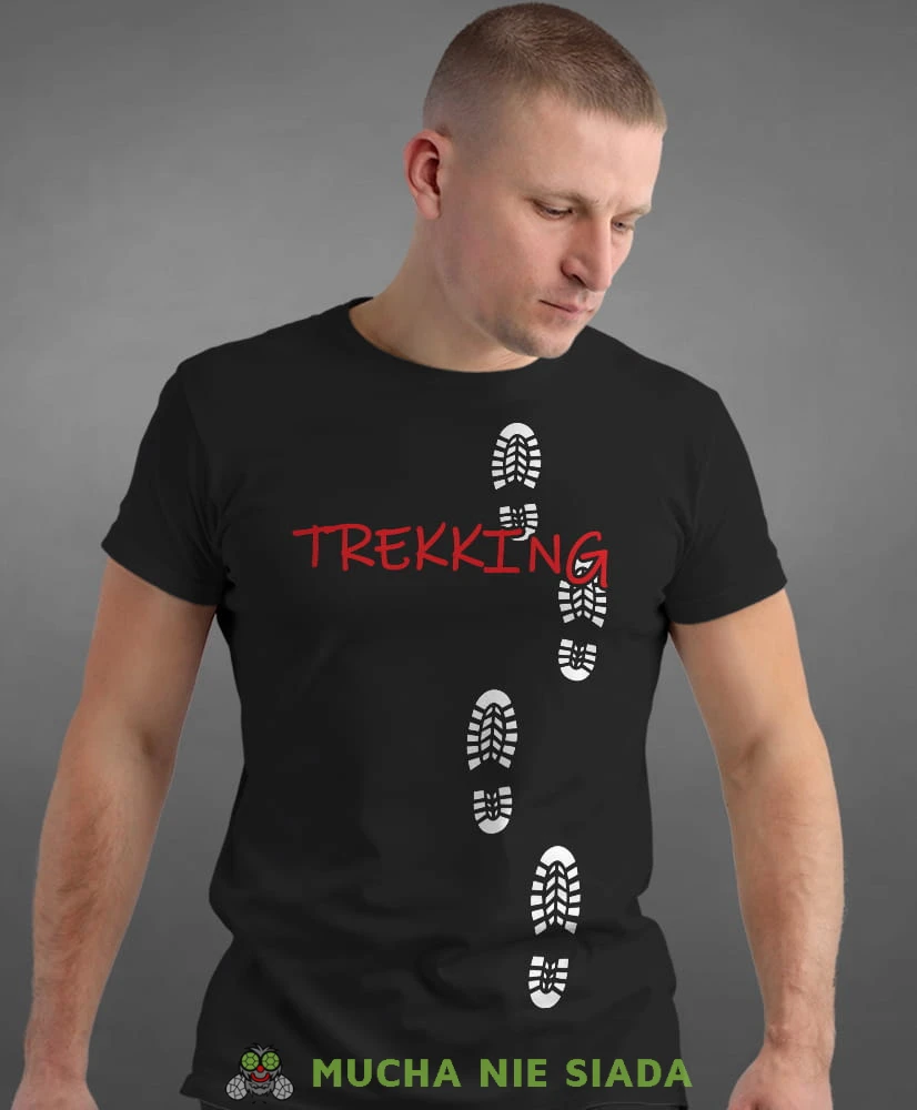 Męska koszulka z nadrukiem - Trekking Ślady butów- Idealna na wypad w góry, czarna koszulka z nadrukiem, wycieczka w góry, górska wyprawa, T-shirt dla miłośników turystyki górskiej, mucha nie siada koszulki.jpg