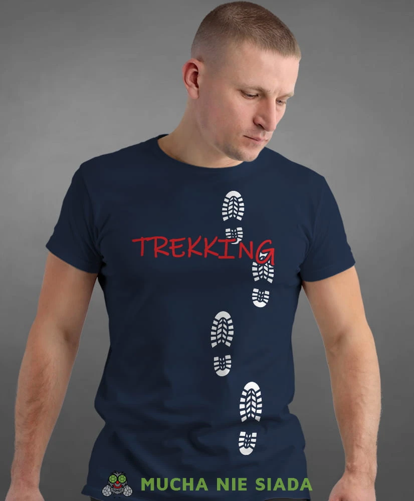 Męska koszulka z nadrukiem - Trekking Ślady butów- Idealna na wypad w góry, granatowa koszulka z nadrukiem, wycieczka w góry, górska wyprawa, T-shirt dla miłośników turystyki górskiej, mucha nie siada koszulki.jpg