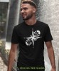 Męska koszulka z nadrukiem - Ślad buta Kompas - Idealna na wypad w góry, czarna koszulka z nadrukiem, wycieczka w góry, górska wyprawa, T-shirt dla miłośników turystyki górskiej, mucha nie siada koszulki.jpg