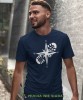 Męska koszulka z nadrukiem - Ślad buta Kompas - Idealna na wypad w góry, granatowa koszulka z nadrukiem, wycieczka w góry, górska wyprawa, T-shirt dla miłośników turystyki górskiej, mucha nie siada koszulki.jpg