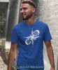 Męska koszulka z nadrukiem - Ślad buta Kompas - Idealna na wypad w góry, niebieska koszulka z nadrukiem, wycieczka w góry, górska wyprawa, T-shirt dla miłośników turystyki górskiej, mucha nie siada koszulki.jpg