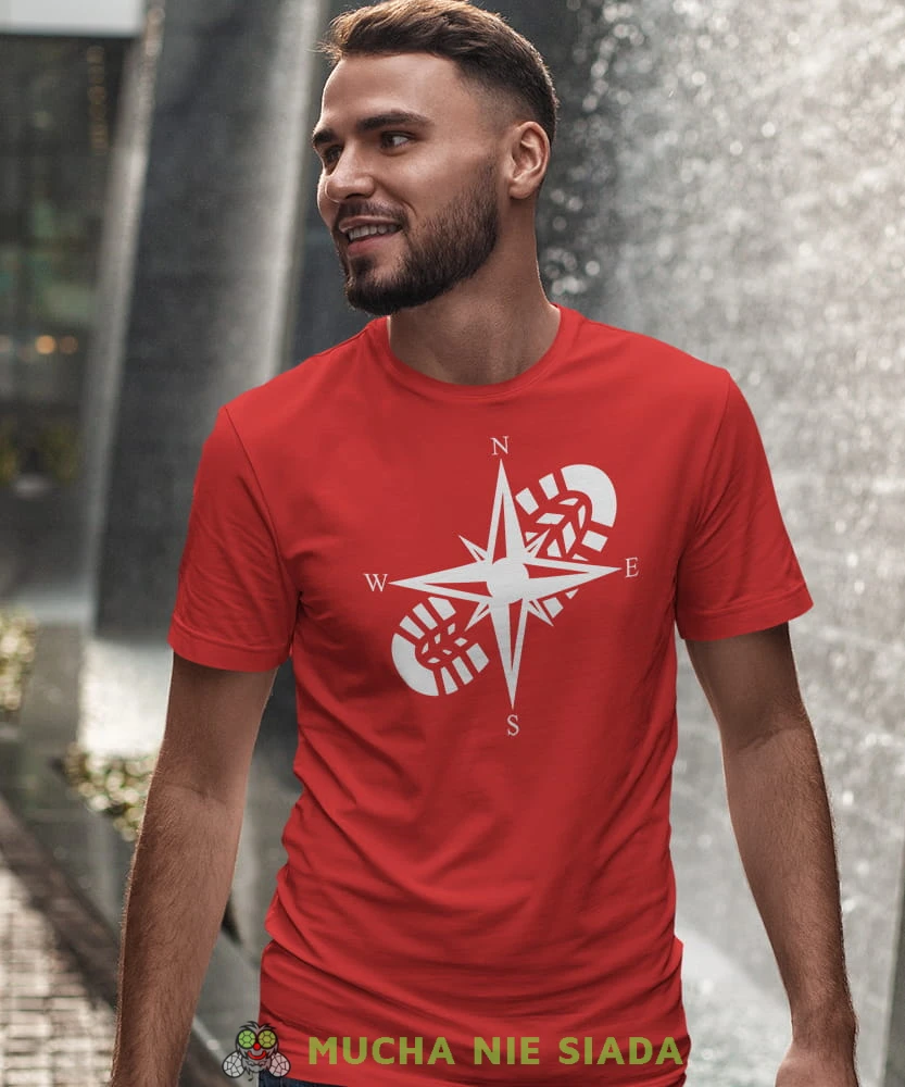 Męska koszulka z nadrukiem - Ślad buta Kompas - Idealna na wypad w góry, czerwona koszulka z nadrukiem, wycieczka w góry, górska wyprawa, T-shirt dla miłośników turystyki górskiej, mucha nie siada koszulki.jpg
