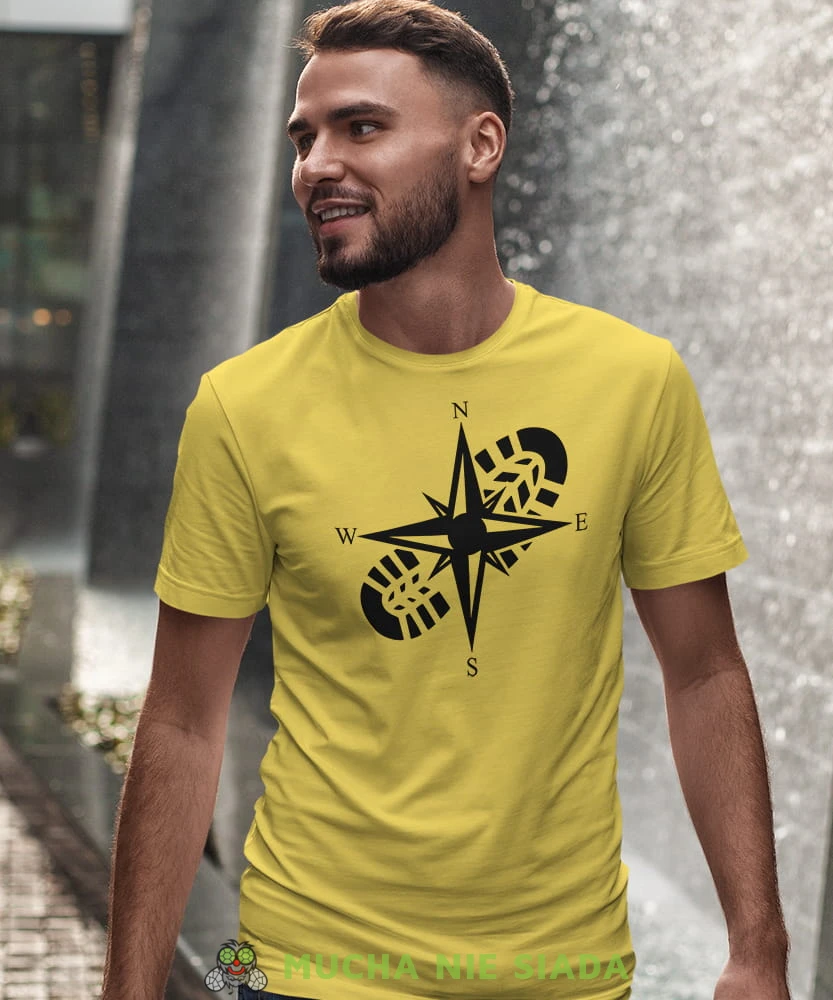 Męska koszulka z nadrukiem - Ślad buta Kompas - Idealna na wypad w góry, żółta koszulka z nadrukiem, wycieczka w góry, górska wyprawa, T-shirt dla miłośników turystyki górskiej, mucha nie siada koszulki.jpg