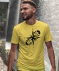 Męska koszulka z nadrukiem - Ślad buta Kompas - Idealna na wypad w góry, żółta koszulka z nadrukiem, wycieczka w góry, górska wyprawa, T-shirt dla miłośników turystyki górskiej, mucha nie siada koszulki.jpg