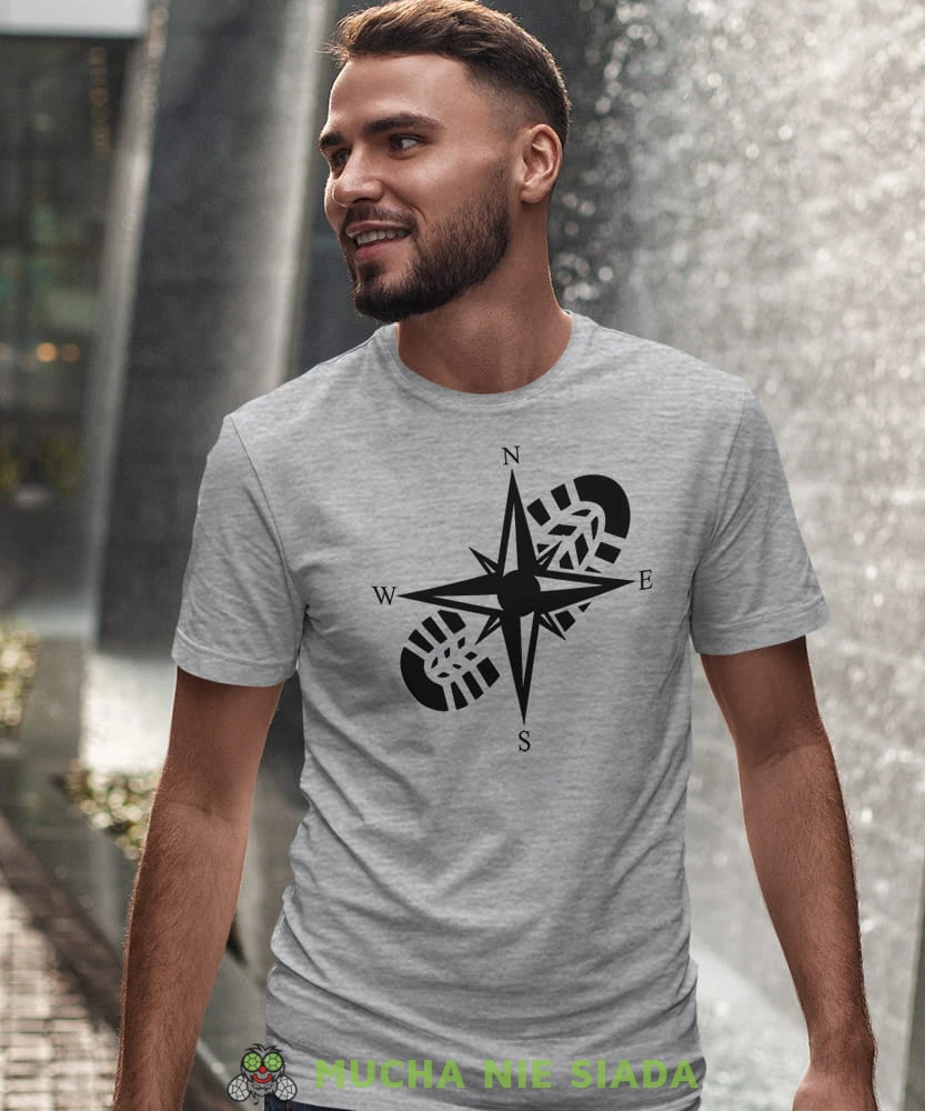 Męska koszulka z nadrukiem - Ślad buta Kompas - Idealna na wypad w góry, szara koszulka z nadrukiem, wycieczka w góry, górska wyprawa, T-shirt dla miłośników turystyki górskiej, mucha nie siada koszulki.jpg