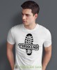 Męska koszulka z nadrukiem - Trekking Ślad buta - Idealna na wypad w góry, biała koszulka z nadrukiem, wycieczka w góry, górska wyprawa, T-shirt dla miłośników turystyki górskiej, mucha nie siada koszulki.jpg