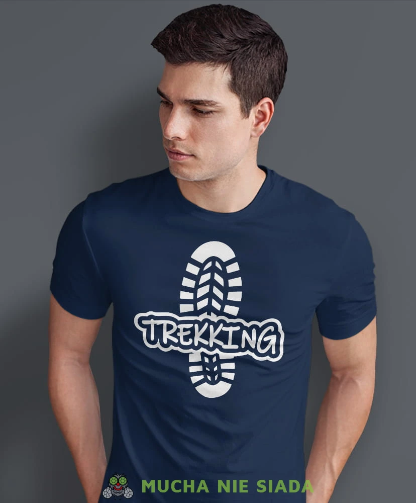 Męska koszulka z nadrukiem - Trekking Ślad buta - Idealna na wypad w góry, granatowa koszulka z nadrukiem, wycieczka w góry, górska wyprawa, T-shirt dla miłośników turystyki górskiej, mucha nie siada koszulki.jpg