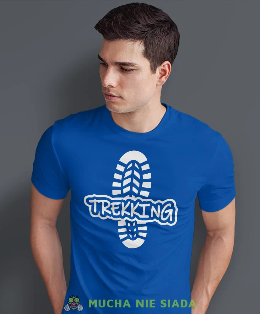 Męska koszulka z nadrukiem - Trekking Ślad buta - Idealna na wypad w góry, niebieska koszulka z nadrukiem, wycieczka w góry, górska wyprawa, T-shirt dla miłośników turystyki górskiej, mucha nie siada koszulki.jpg