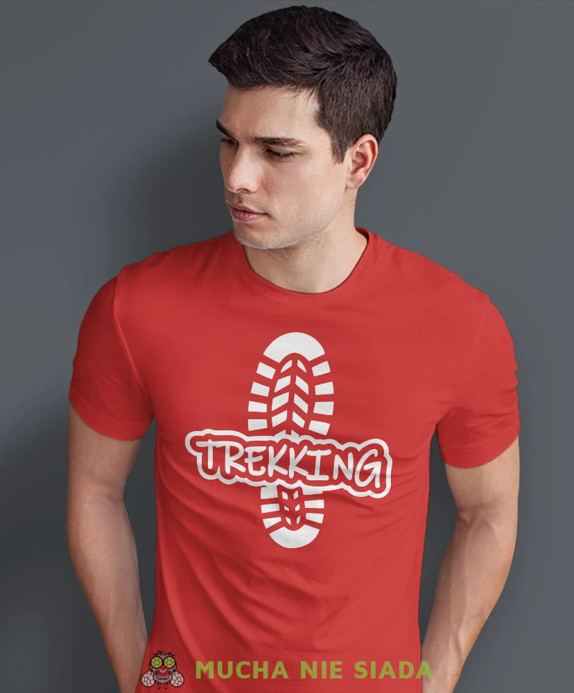 Męska koszulka z nadrukiem - Trekking Ślad buta - Idealna na wypad w góry, czerwona koszulka z nadrukiem, wycieczka w góry, górska wyprawa, T-shirt dla miłośników turystyki górskiej, mucha nie siada koszulki.jpg