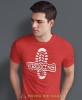 Męska koszulka z nadrukiem - Trekking Ślad buta - Idealna na wypad w góry, czerwona koszulka z nadrukiem, wycieczka w góry, górska wyprawa, T-shirt dla miłośników turystyki górskiej, mucha nie siada koszulki.jpg