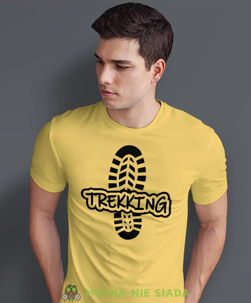 Męska koszulka z nadrukiem - Trekking Ślad buta - Idealna na wypad w góry, żółta koszulka z nadrukiem, wycieczka w góry, górska wyprawa, T-shirt dla miłośników turystyki górskiej, mucha nie siada koszulki.jpg