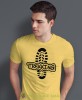 Męska koszulka z nadrukiem - Trekking Ślad buta - Idealna na wypad w góry, żółta koszulka z nadrukiem, wycieczka w góry, górska wyprawa, T-shirt dla miłośników turystyki górskiej, mucha nie siada koszulki.jpg