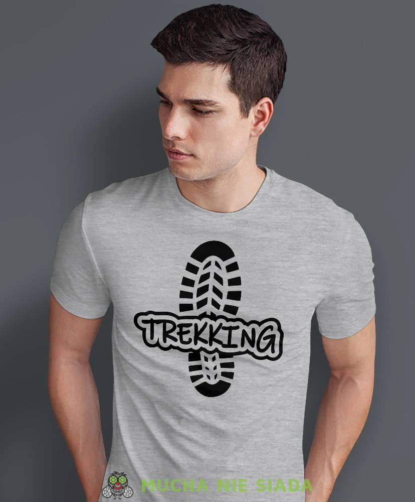 Męska koszulka z nadrukiem - Trekking Ślad buta - Idealna na wypad w góry, szara koszulka z nadrukiem, wycieczka w góry, górska wyprawa, T-shirt dla miłośników turystyki górskiej, mucha nie siada koszulki.jpg