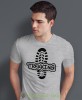 Męska koszulka z nadrukiem - Trekking Ślad buta - Idealna na wypad w góry, szara koszulka z nadrukiem, wycieczka w góry, górska wyprawa, T-shirt dla miłośników turystyki górskiej, mucha nie siada koszulki.jpg