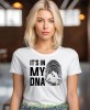 It's in my DNA odcisk palca motocyklistka, biała damska koszulka, koszulka motocyklowa, koszulka dla motocyklistki, damska koszulka na motocykl, koszulka dla miłośniczki motocykli, motocykl, mucha nie siada sklep.jpg