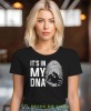 It's in my DNA odcisk palca motocyklistka, czarna damska koszulka, koszulka motocyklowa, koszulka dla motocyklistki, damska koszulka na motocykl, koszulka dla miłośniczki motocykli, motocykl, mucha nie siada sklep.jpg