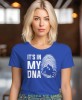 It's in my DNA odcisk palca motocyklistka, niebieska damska koszulka, koszulka motocyklowa, koszulka dla motocyklistki, damska koszulka na motocykl, koszulka dla miłośniczki motocykli, motocykl, mucha nie siada sklep.jpg
