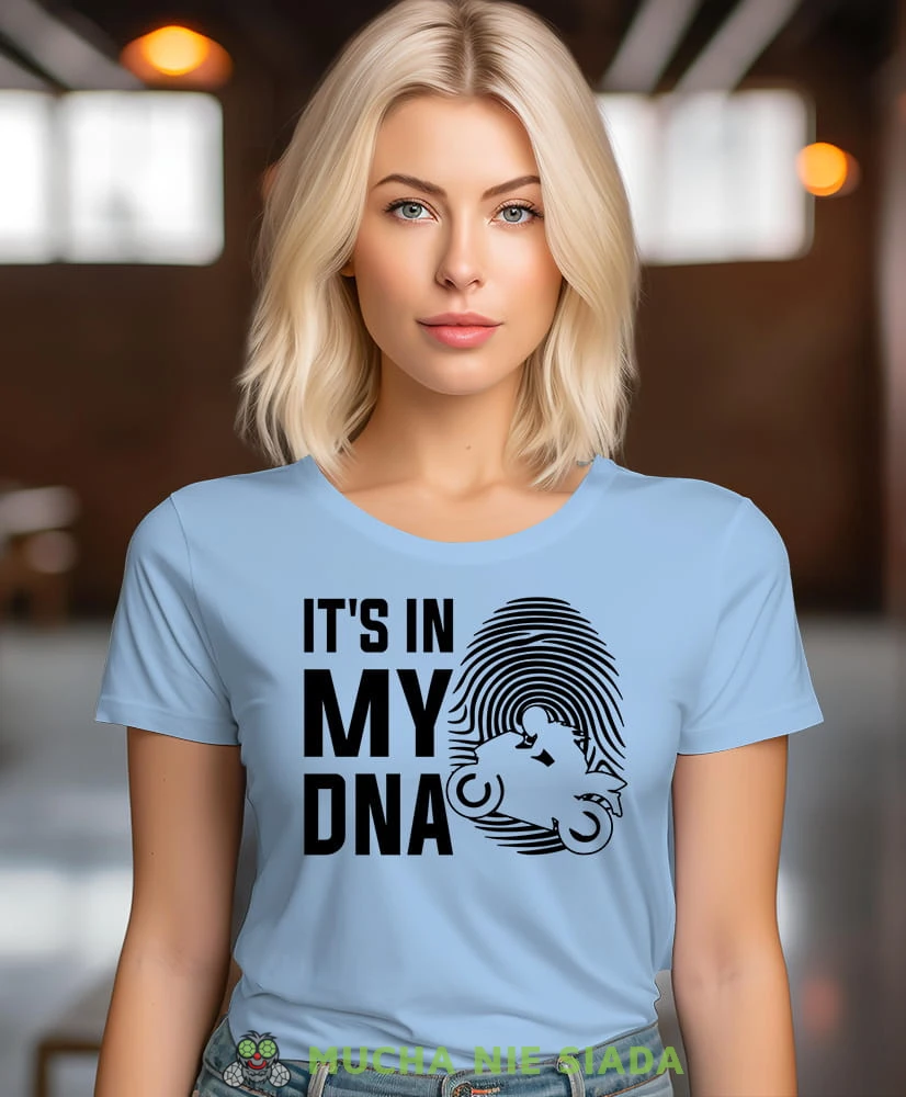 It's in my DNA odcisk palca motocyklistka, jasnoniebieska damska koszulka, koszulka motocyklowa, koszulka dla motocyklistki, damska koszulka na motocykl, koszulka dla miłośniczki motocykli, motocykl, mucha nie siada sklep.jpg