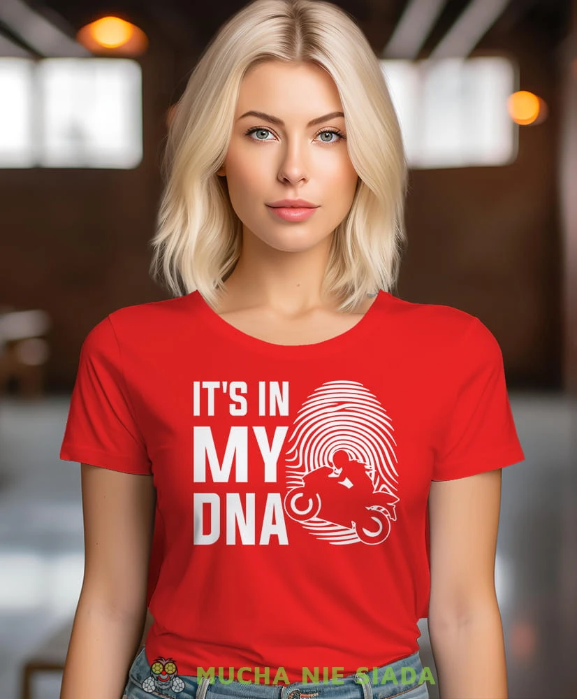 It's in my DNA odcisk palca motocyklistka, czerwona damska koszulka, koszulka motocyklowa, koszulka dla motocyklistki, damska koszulka na motocykl, koszulka dla miłośniczki motocykli, motocykl, mucha nie siada sklep.jpg