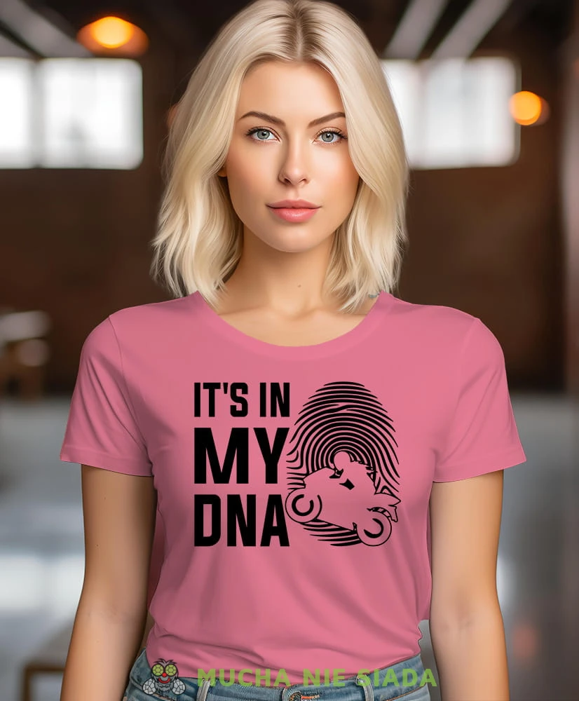 It's in my DNA odcisk palca motocyklistka, różowa damska koszulka, koszulka motocyklowa, koszulka dla motocyklistki, damska koszulka na motocykl, koszulka dla miłośniczki motocykli, motocykl, mucha nie siada sklep.jpg