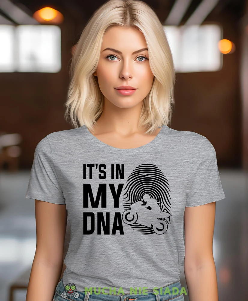 It's in my DNA odcisk palca motocyklistka, szara damska koszulka, koszulka motocyklowa, koszulka dla motocyklistki, damska koszulka na motocykl, koszulka dla miłośniczki motocykli, motocykl, mucha nie siada sklep.jpg
