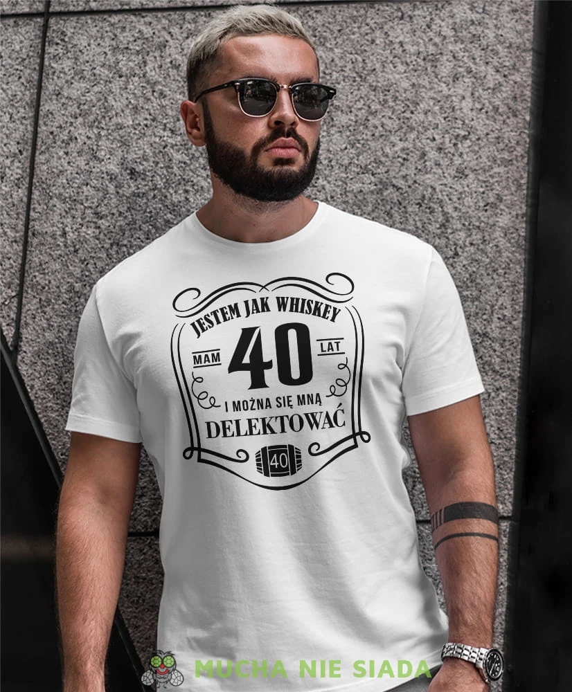 Jestem jak whiskey mam 20 30 40 50 60 70 80 lat i można się mną delektować, biała męska koszulka urodzinowa, na urodziny, na prezent, fajna koszulka, dla chłopaka, dla męża, mucha nie siada, mns.jpg