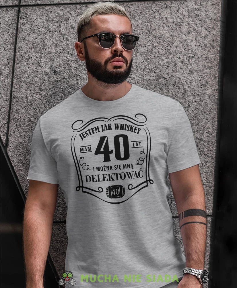 Jestem jak whiskey mam 20 30 40 50 60 70 80 lat i można się mną delektować, szara męska koszulka urodzinowa, na urodziny, na prezent, fajna koszulka, dla chłopaka, dla męża, mucha nie siada, mns.jpg
