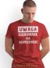 Uwaga kierownik na horyzoncie, czerwona męska koszulka z nadrukiem, koszulka na prezent, śmieszna koszulka, koszulka z zabawnym nadrukiem, fajna koszulka, dla chłopaka, dla męża, mucha nie siada, mns.jpg