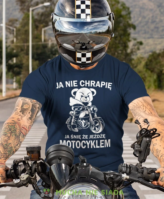 Ja nie chrapię ja śnię że jeżdżę motocyklem, granatowa męska koszulka, koszulka dla motocyklisty, koszulki na motocykl, koszulka na motocykl, męska koszulka na motocykl na prezent dla miłośnika motocykli.jpg