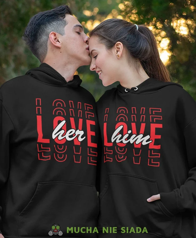 Love her Love him, czarne bluzy z kapturem dla par, bluzy dla zakochanych, dla par, bluzy z kapturem na walentynki, fajne bluzy z kapturem, bluzy dla par, bluzy z kapturem dla par mucha nie siada, mns.webp