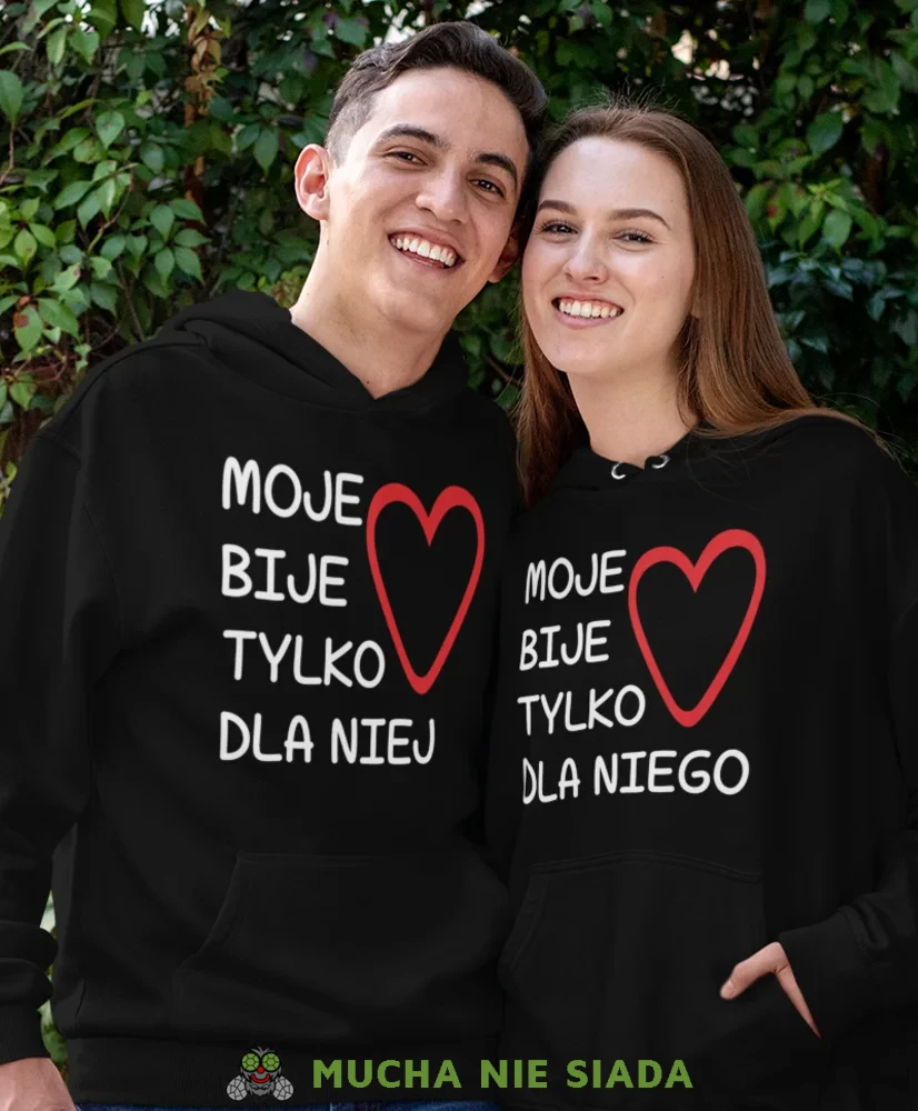 Moje serce bije tylko dla niej Moje serce bije tylko dla niego, czarne bluzy z kapturem dla par, bluzy dla zakochanych, dla par, fajne bluzy z kapturem, bluzy dla par, bluzy z kapturem dla par mucha nie siada, mns.webp