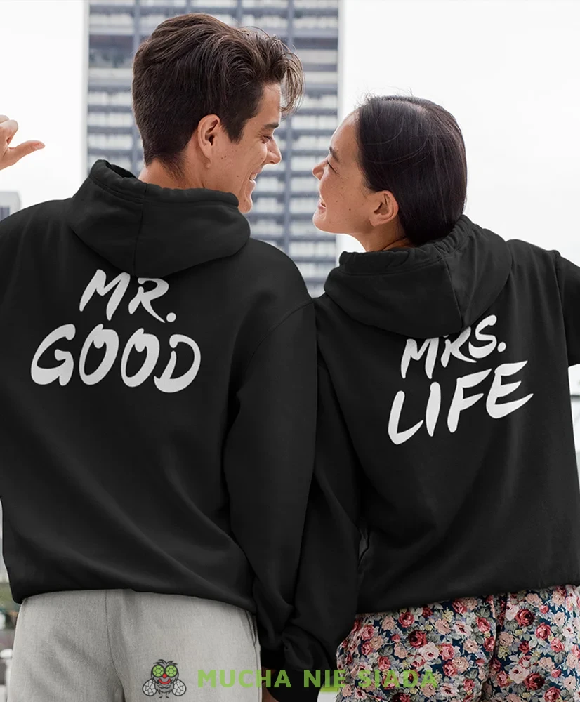 Mr Good Mrs Life, czarne bluzy z kapturem dla par, bluzy dla zakochanych, dla par, bluzy z kapturem na walentynki, fajne bluzy z kapturem, bluzy dla par, bluzy z kapturem dla par mucha nie siada, mns.webp