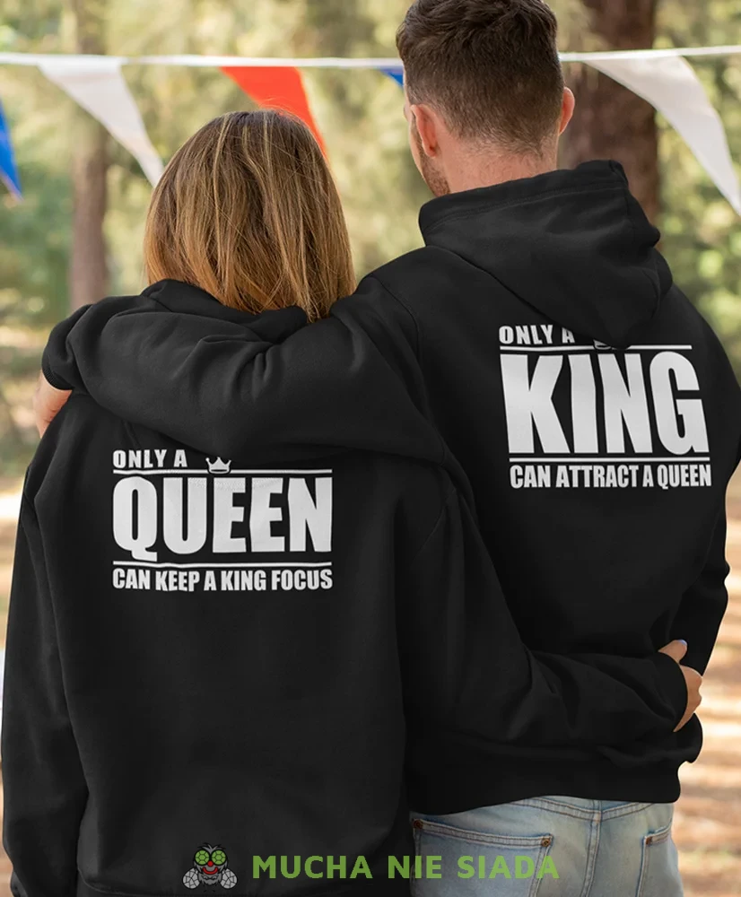 Only a King  Only a Queen, czarne bluzy z kapturem dla par, bluzy dla zakochanych, dla par, bluzy z kapturem na walentynki, fajne bluzy z kapturem, bluzy dla par, bluzy z kapturem dla par mucha nie siada, mns.webp