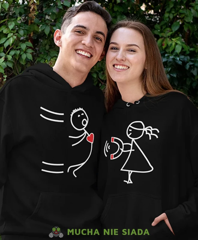 Przyciągamy się jak magnes, czarne bluzy z kapturem dla par, bluzy dla zakochanych, dla par, bluzy z kapturem na walentynki, fajne bluzy z kapturem, bluzy dla par, bluzy z kapturem dla par mucha nie siada, mns.webp
