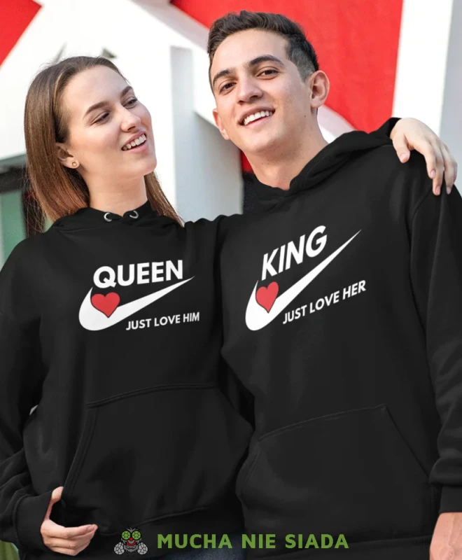 Queen just love him King just love her, czarne bluzy z kapturem dla par, bluzy dla zakochanych, dla par, fajne bluzy z kapturem, bluzy dla par, bluzy z kapturem dla par mucha nie siada, mns.webp