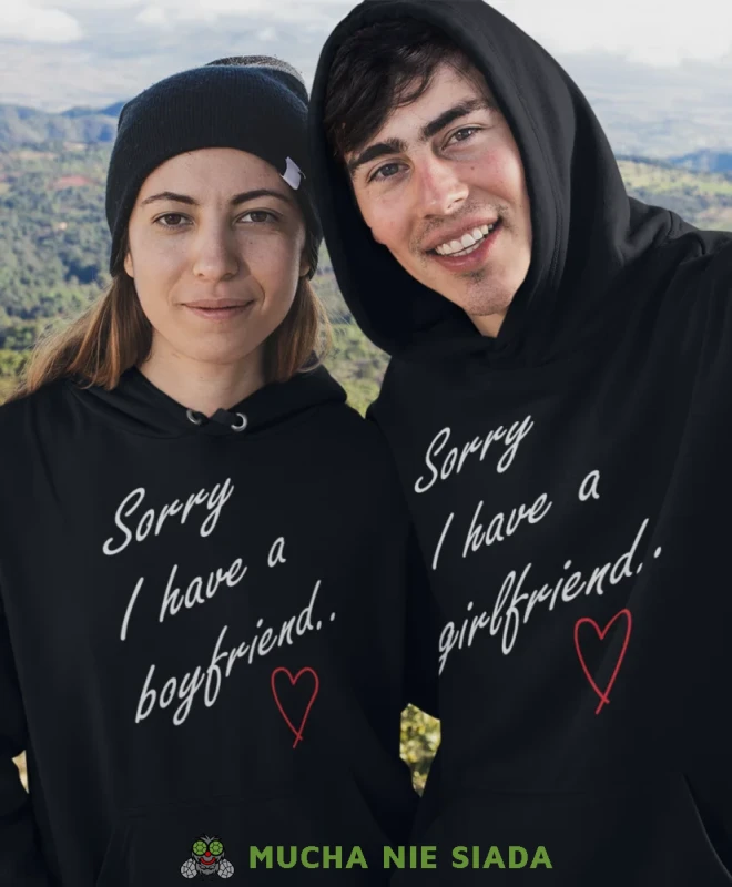 Sorry I have a girlfriend Sorry I have a boyfriend, czarne bluzy z kapturem dla par, bluzy dla zakochanych, dla par, fajne bluzy z kapturem, bluzy dla par, bluzy z kapturem dla par mucha nie siada, mns.webp