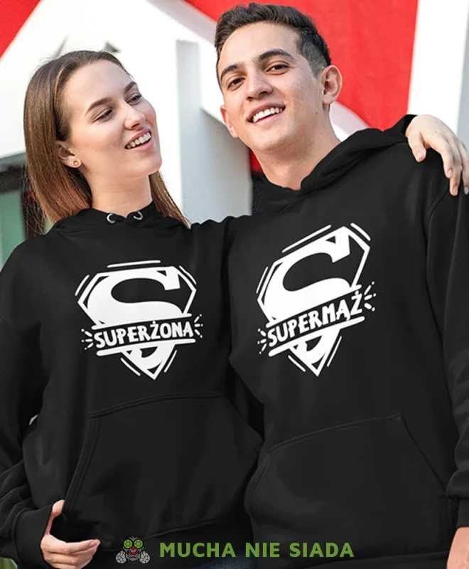 Super żona Super mąż, czarne bluzy z kapturem dla par, bluzy dla zakochanych, dla par, bluzy z kapturem na walentynki, fajne bluzy z kapturem, bluzy dla par, bluzy z kapturem dla par mucha nie siada, mns.webp