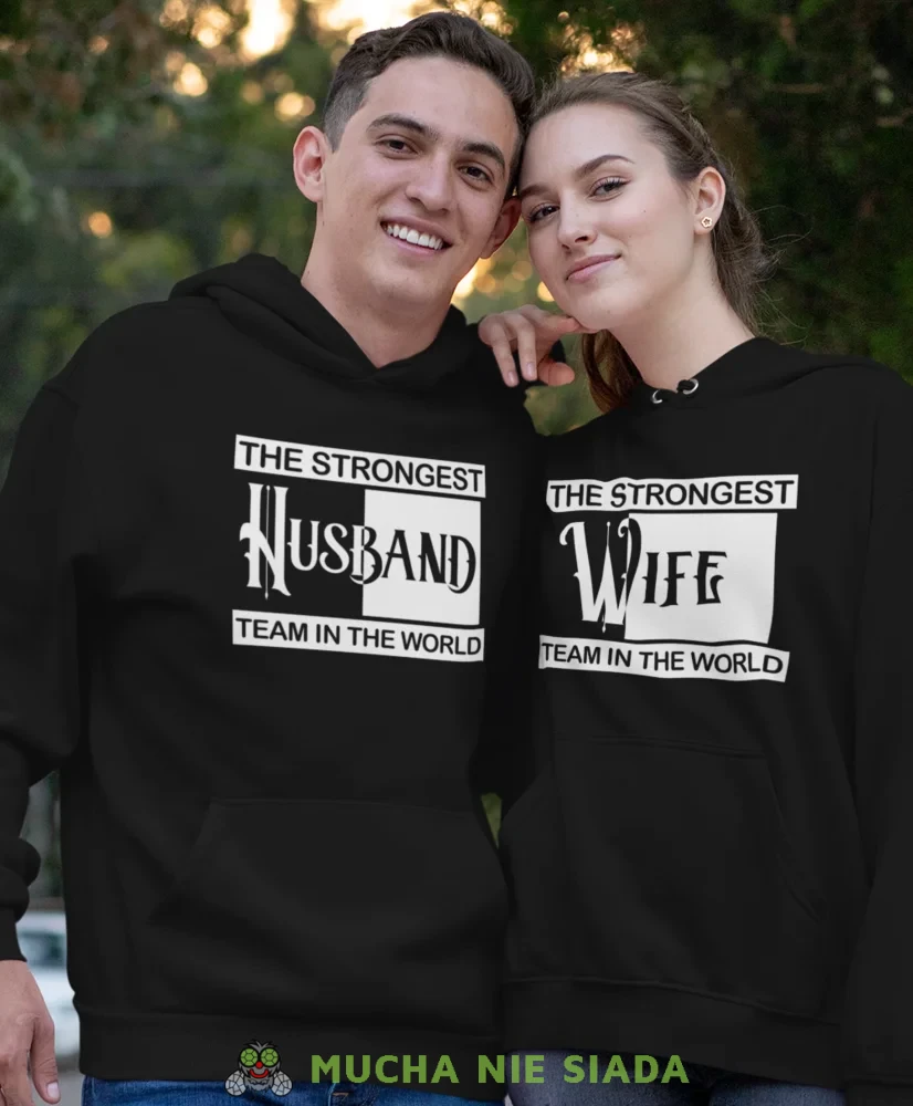 Wife Husband, The strongest team in the world, czarne bluzy z kapturem dla par, bluzy dla zakochanych, dla par, fajne bluzy z kapturem, bluzy dla par, bluzy z kapturem dla par mucha nie siada, mns.webp