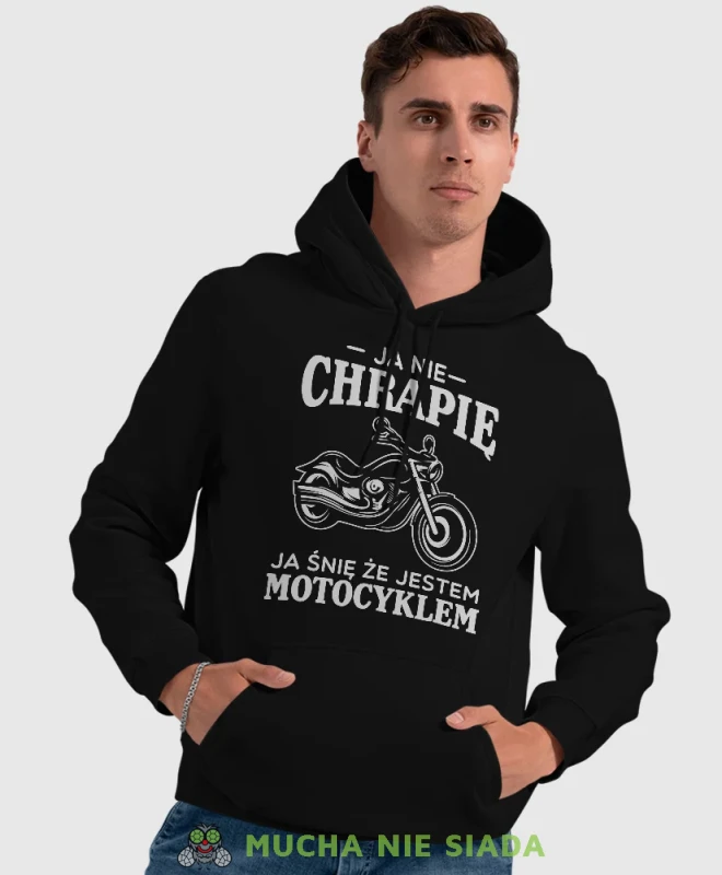 Ja nie chrapię ja śnię że jestem motocyklem, czarna bluza z kapturem, bluza dla motocyklisty, bluzy na motocykl, bluza z kapturem na motocykl, męska bluza na motocykl, na prezent dla miłośnika motocykli.webp