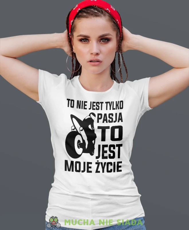 To nie jest tylko pasja to jest moje życie, biała damska koszulka, koszulka motocyklowa, koszulka dla motocyklistki, damska koszulka na motocykl, koszulka dla miłośniczki motocykli, motocykl, mucha nie siada sklep.webp