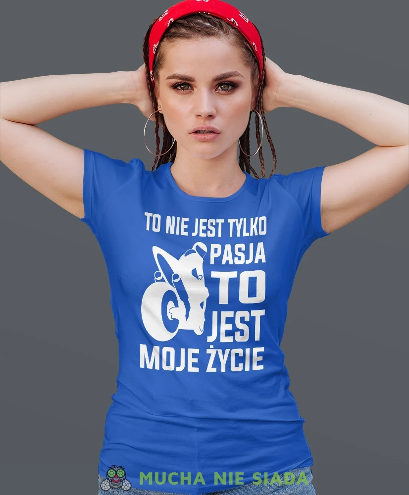 To nie jest tylko pasja to jest moje życie, niebieska damska koszulka, koszulka motocyklowa, koszulka dla motocyklistki, damska koszulka na motocykl, koszulka dla miłośniczki motocykli, motocykl, mucha nie siada sklep.webp