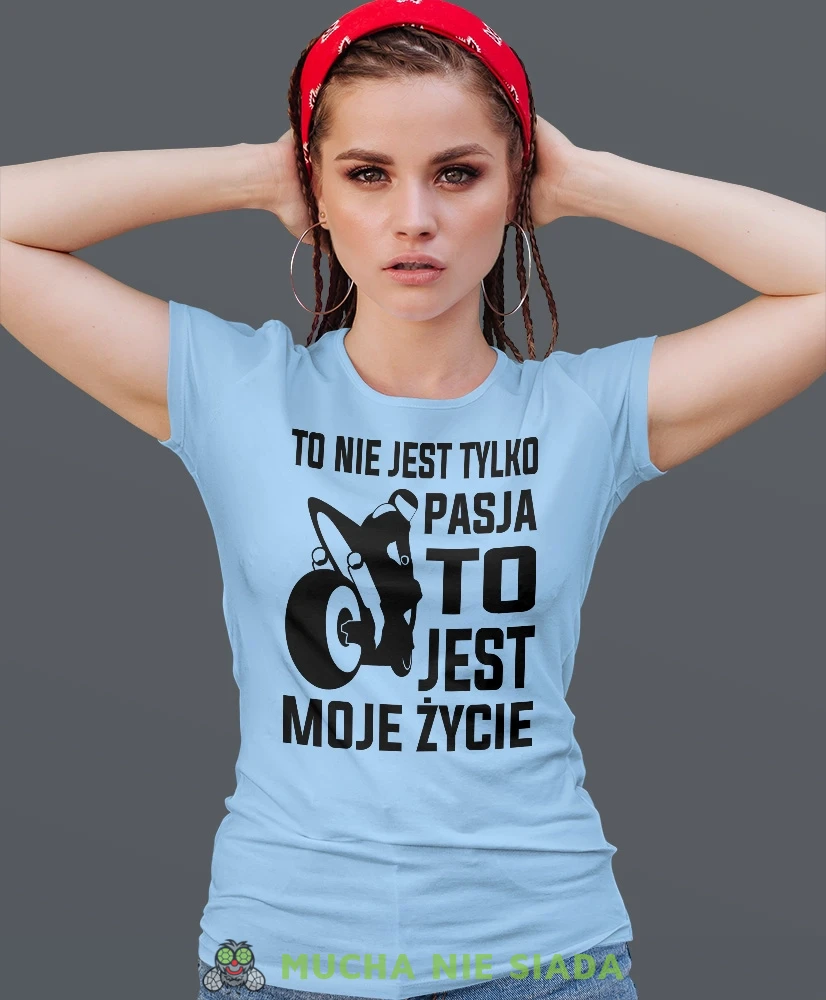 To nie jest tylko pasja to jest moje życie, jasnoniebieska damska koszulka, koszulka motocyklowa, koszulka dla motocyklistki, damska koszulka na motocykl, koszulka dla miłośniczki motocykli, motocykl, mucha nie siada sklep.webp