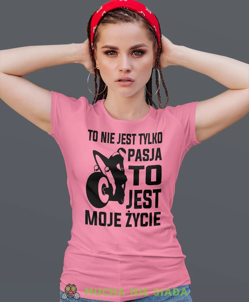 To nie jest tylko pasja to jest moje życie, różowa damska koszulka, koszulka motocyklowa, koszulka dla motocyklistki, damska koszulka na motocykl, koszulka dla miłośniczki motocykli, motocykl, mucha nie siada sklep.webp