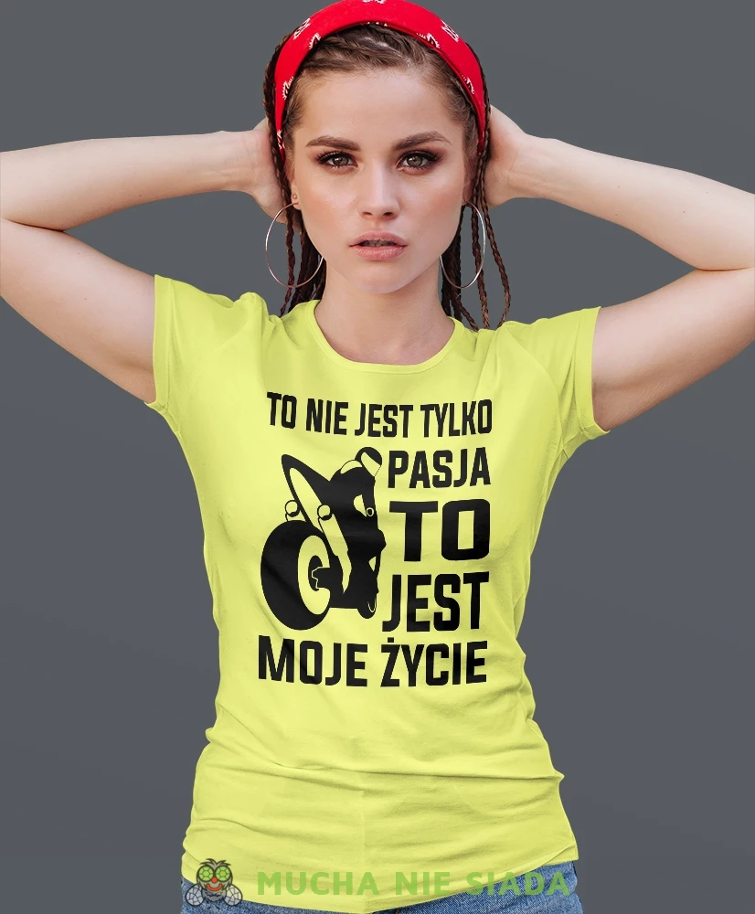To nie jest tylko pasja to jest moje życie, żółta damska koszulka, koszulka motocyklowa, koszulka dla motocyklistki, damska koszulka na motocykl, koszulka dla miłośniczki motocykli, motocykl, mucha nie siada sklep.webp