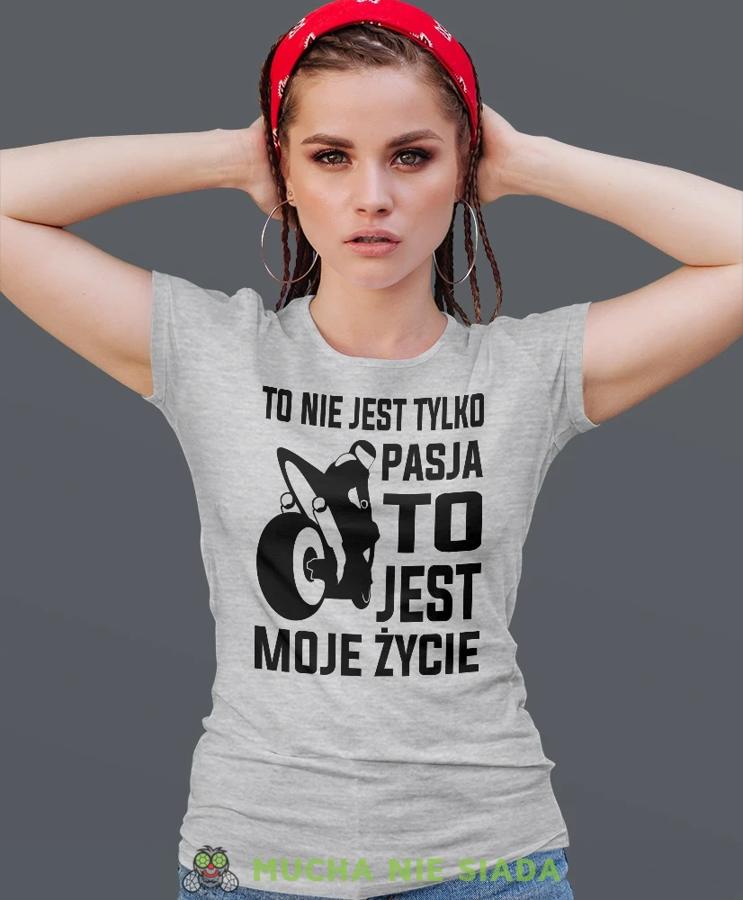 To nie jest tylko pasja to jest moje życie, szara damska koszulka, koszulka motocyklowa, koszulka dla motocyklistki, damska koszulka na motocykl, koszulka dla miłośniczki motocykli, motocykl, mucha nie siada sklep.webp